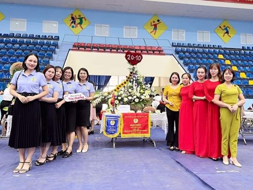 Công đoàn trường mầm non Dương xá đạt giải Nhất khối trường học trong hội thi cắm tỉa hoa nghệ thuật năm 2022 do LĐLĐ huyện Gia Lâm tổ chức.
